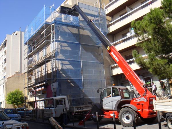 Rénovation toiture Marseille pour un immeuble avec échafaudages, manitou 